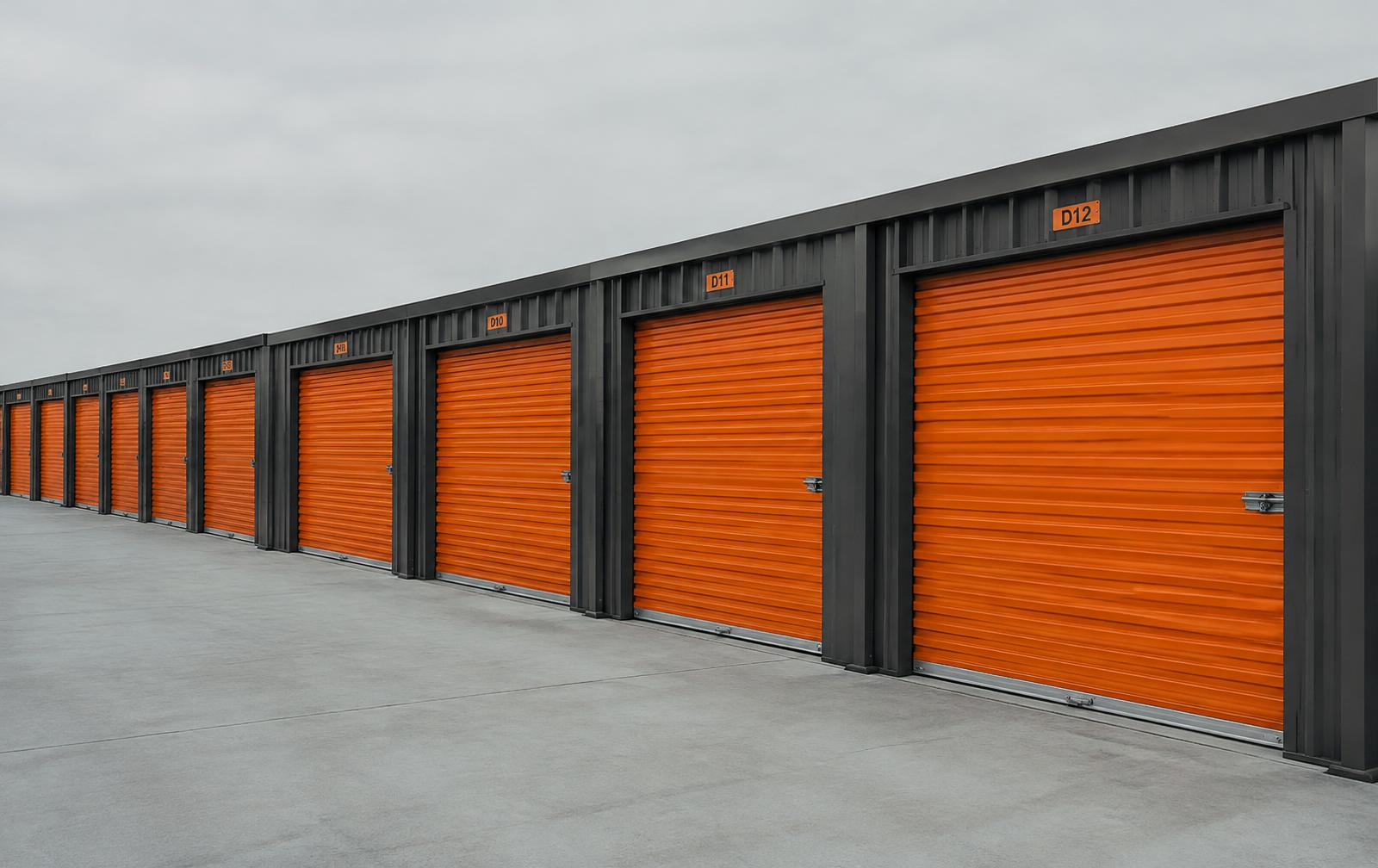 Rangée de box de stockage à portes oranges